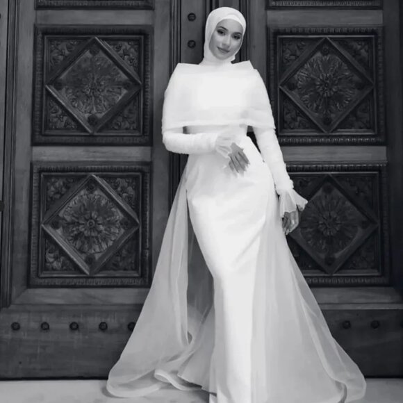 Elegant White Wedding Dress - Picture 1 of 9